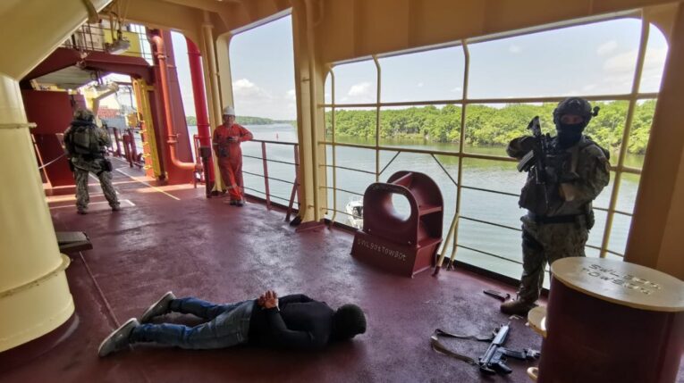 Ejercicios del simulacro de amenaza terrorista en un buque en el Puerto de Guayaquil, el 16 de abril de 2024.