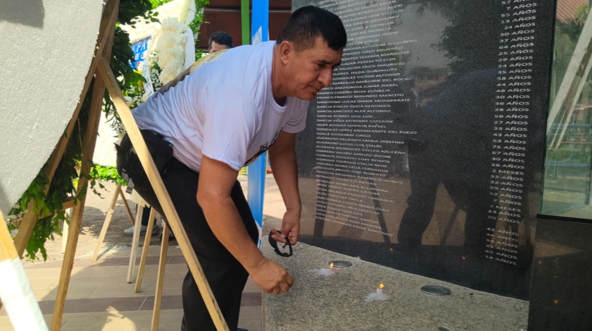 Jaime Macías, en el memorial de la parroquia Tarqui, en Manta, donde están los nombres de las víctimas del terremoto, entre ellos el de su mamá Ignasia Mendoza Palma, el 16 de abril de 2024.
