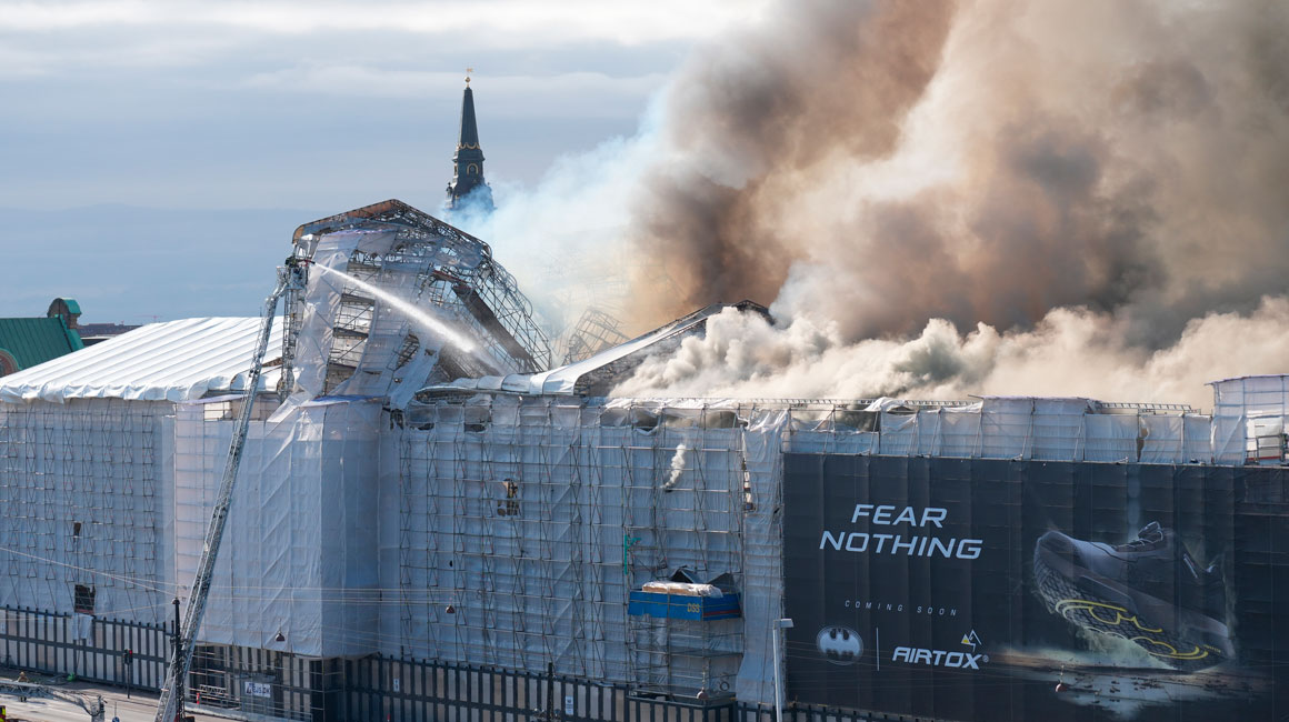 Un tesoro nacional en llamas: Incendio causa graves daños en edificio de la Bolsa de Copenhague