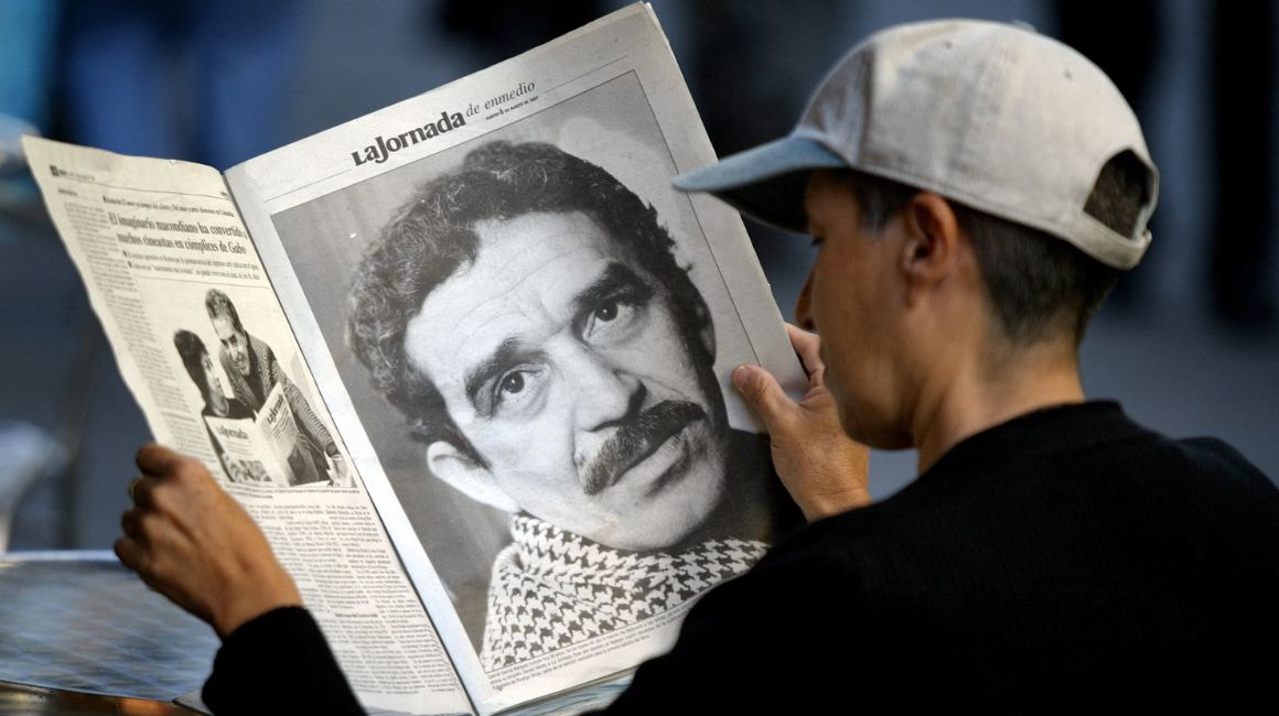 Un joven lee un periódico que ofrece un suplemento especial dedicado al escritor colombiano y Premio Nobel de Literatura 1982 Gabriel García Márquez en el día de su 80 aniversario, el 06 de marzo de 2007, en la Ciudad de México.