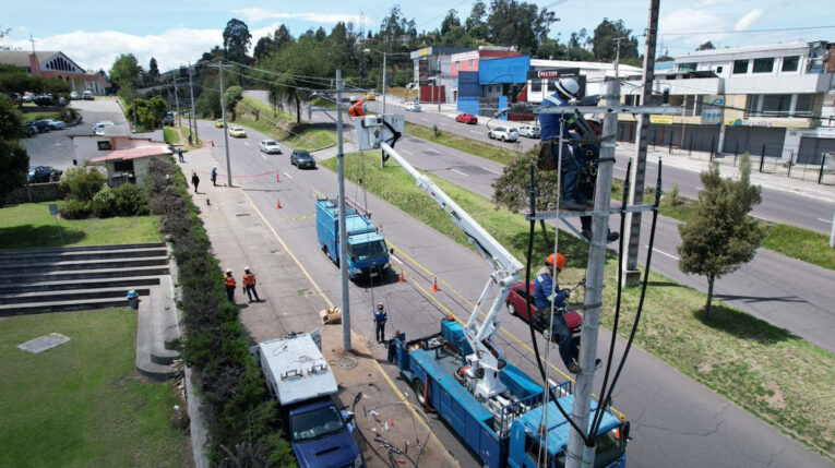 Obreros de la Empresa Eléctrica Quito trabajan en obras de mantenimiento en Quito, el 7 de abril de 2024.
