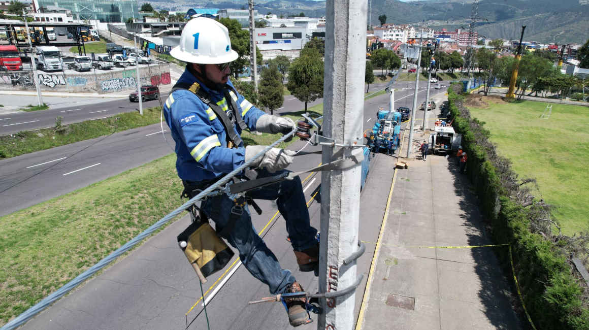 Imagen referencial de un trabajador de la Empresa Eléctrica Quito en abril de 2024.