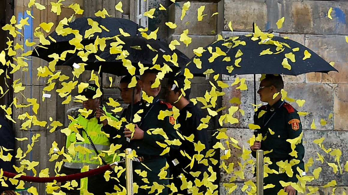 Mariposas de papel amarillo son lanzadas al aire en la entrada de la catedral durante una ceremonia en honor al fallecido Premio Nobel de Literatura Gabriel García Márquez en Bogotá, el 22 de abril de 2014, a días de su fallecimiento.