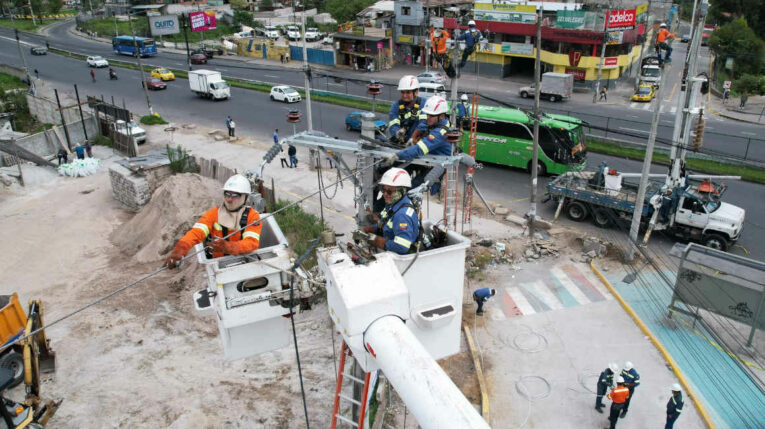 Imagen referencial de trabajadores de la Empresa Eléctrica Quito en abril de 2024.
