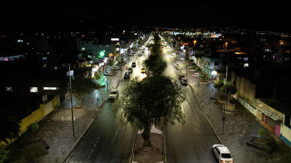 Vista aérea de Quito durante la noche, en febrero de 2024.