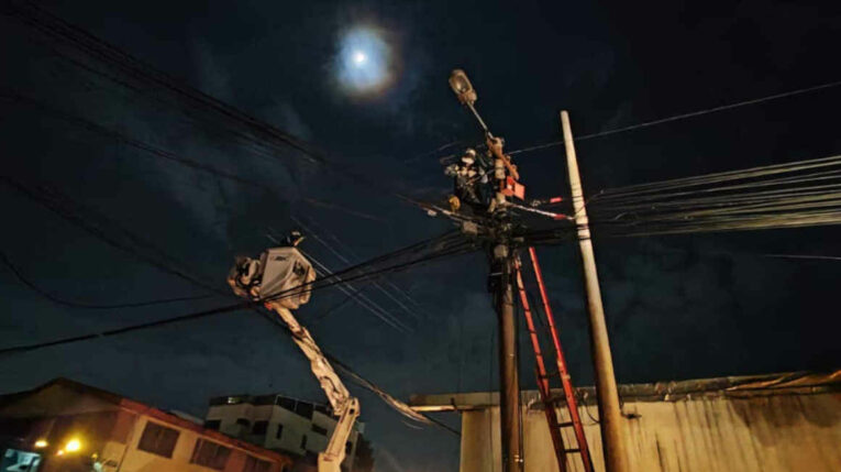Imagen referencial de trabajos de la Empresa Eléctrica Quito, en la noche, en febrero de 2024.