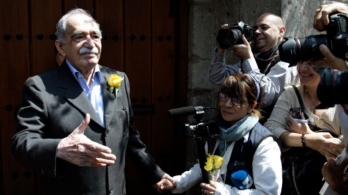 Gabriel García Márquez saludando a la prensa en el portal de casa en Ciudad de México, el día de su cumpleaños, el 6 marzo del 2014, en su última aparición pública antes de su fallecimiento. 