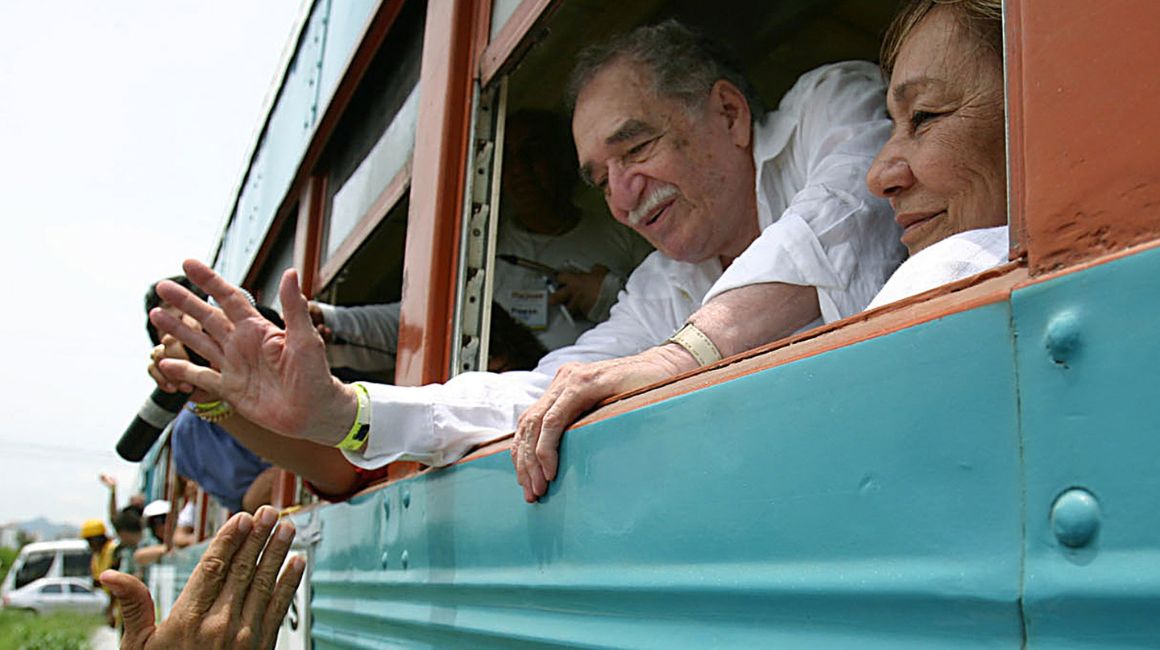 Premio Nobel de Literatura colombiano 1982 Gabriel García Márquez (izq) y su esposa Mercedes Barcha, en el tren rumbo a Aracataca, el 30 de mayo de 2007. Entonces lleva 20 años sin visitar su ciudad natal.