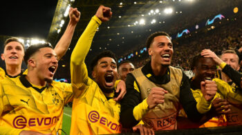 Jugadores del Borussia Dortmund celebrando gol, 16 de abril de 2024.