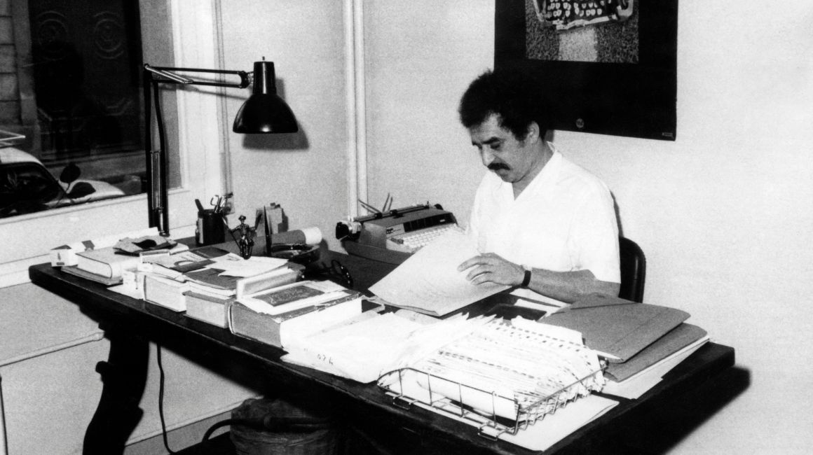 Gabriel García Márquez mientras escribe su libro 