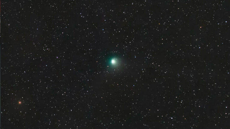Imagen referencial de un cometa en el espacio.