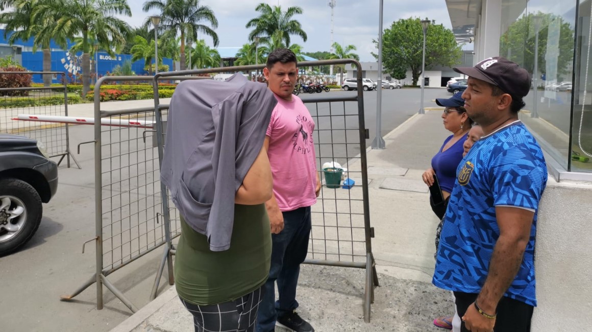 Allegados, vecinos y familiares del conductor de un bus asesinado en el Suburbio de Guayaquil, esperaban por la entrega del cuerpo en la morgue de la ciudad, la tarde de este 16 de abril de 2024.