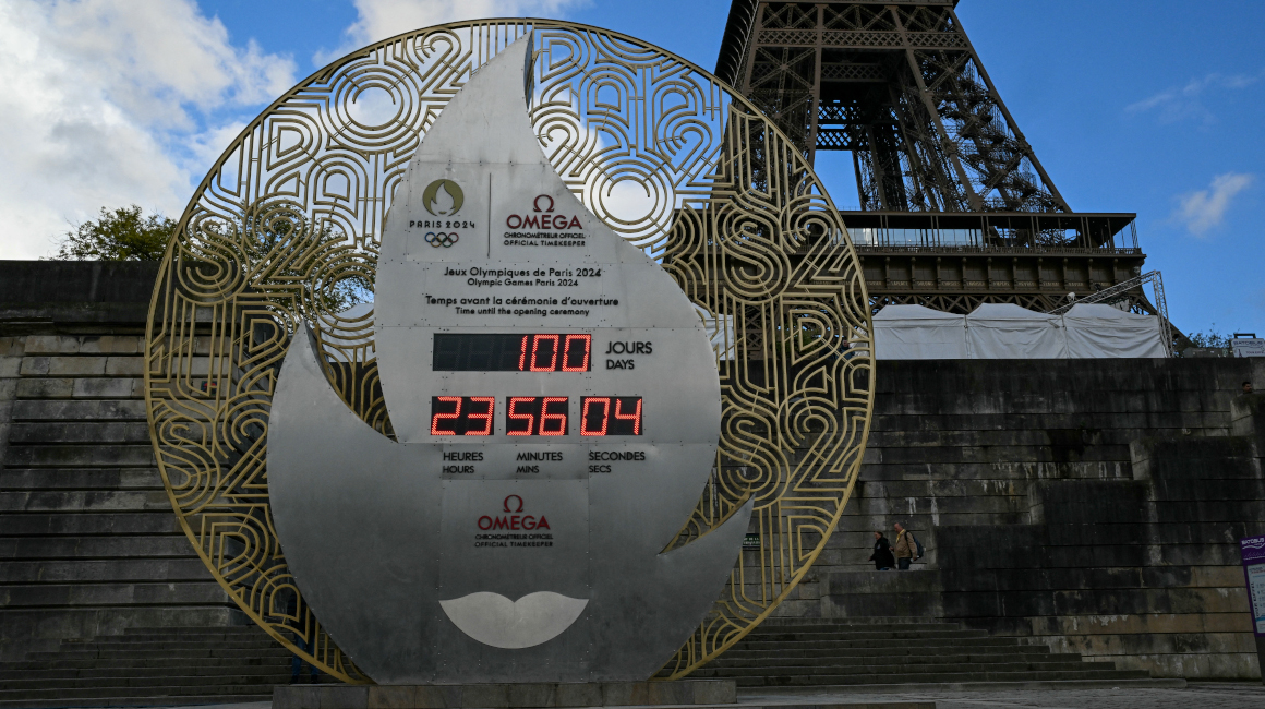 Un reloj indica los 100 días antes del inicio de la ceremonia de apertura de los Juegos Olímpicos de París.