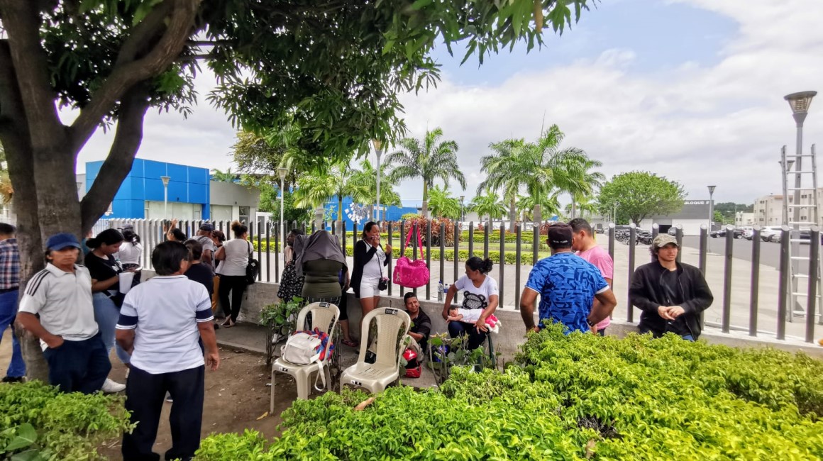Vecinos y familiares de Milton Rivera, aguardan en la morgue de Guayaquil por la entrega del cuerpo del conductor de buses, asesinado tras un asalto la noche del 15 de abril de 2024.