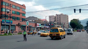 Un agente de tránsito controla la circulación en Quito, por cortes de luz programados.