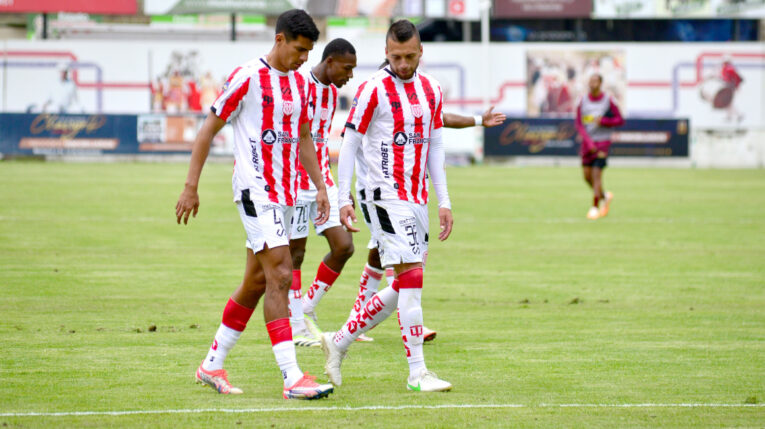 Jugadores de Técnico Universitario, durante un partido de LigaPro, el 13 de abril de 2024.
