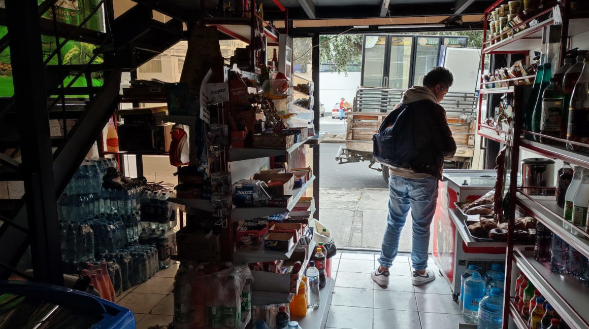 Una persona en una tienda del norte de Quito, el 17 de abril de 2024.