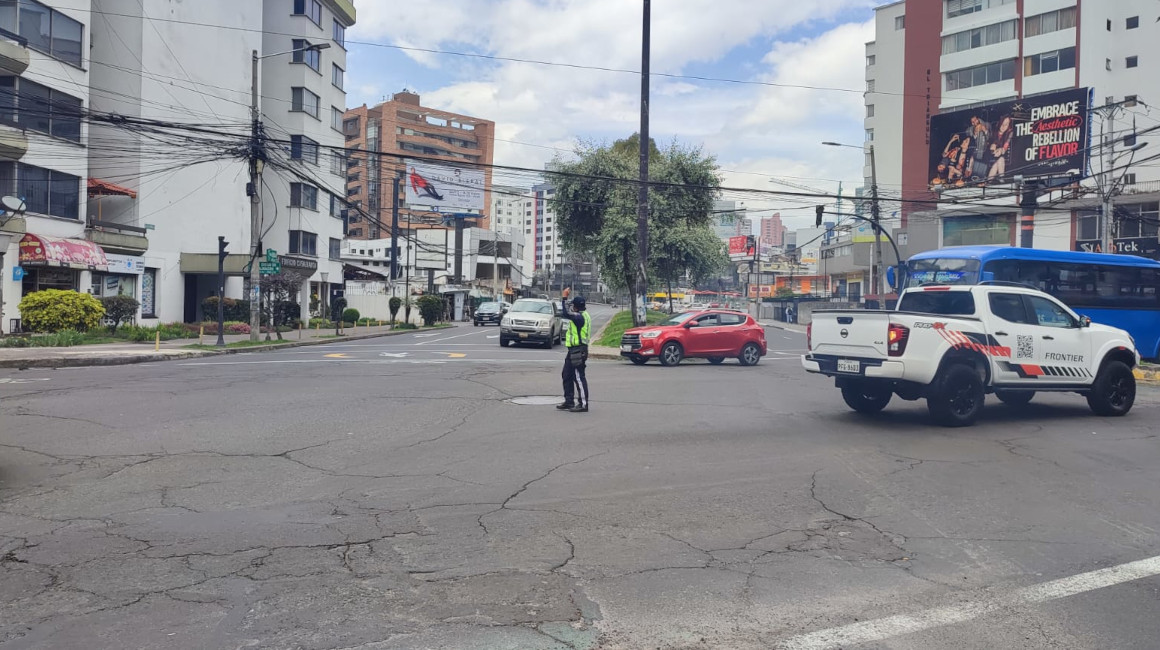 Un agente dirige el tránsito en Quito, el 17 de abril de 2024.
