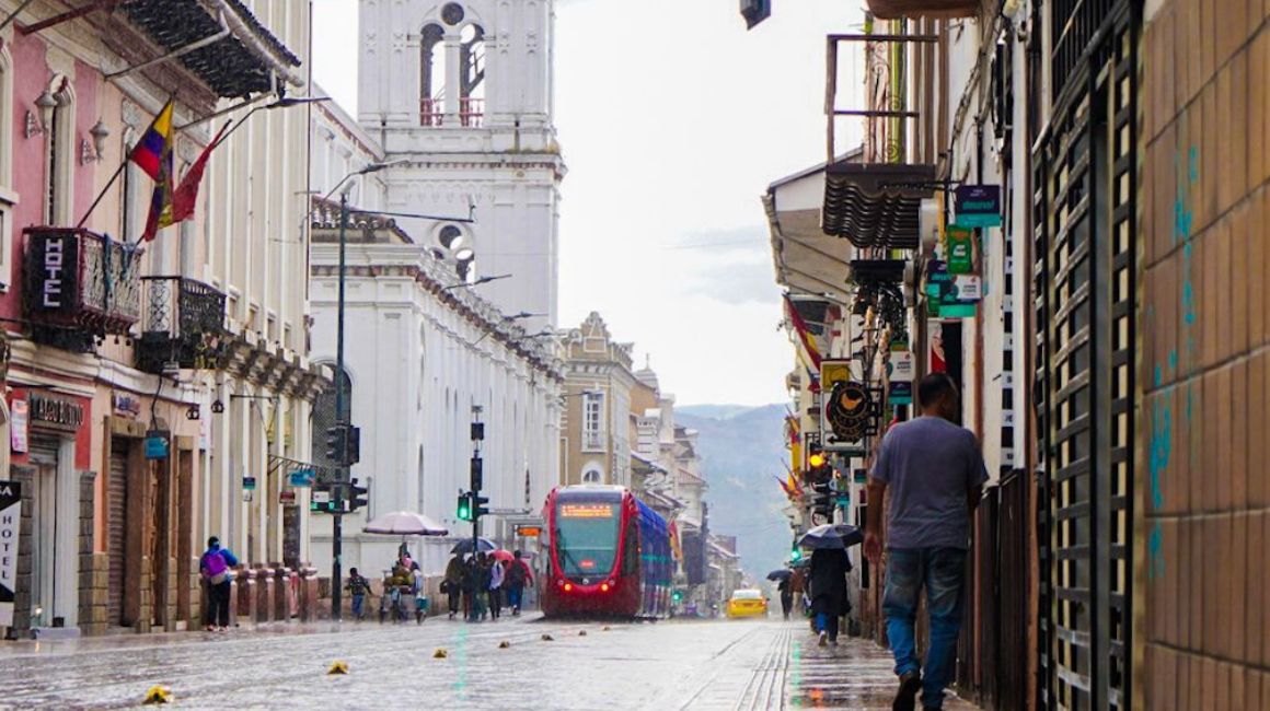El tranvía circula por la calle Gran Colombia, en el centro de Cuenca, el 3 de abril de 2024.