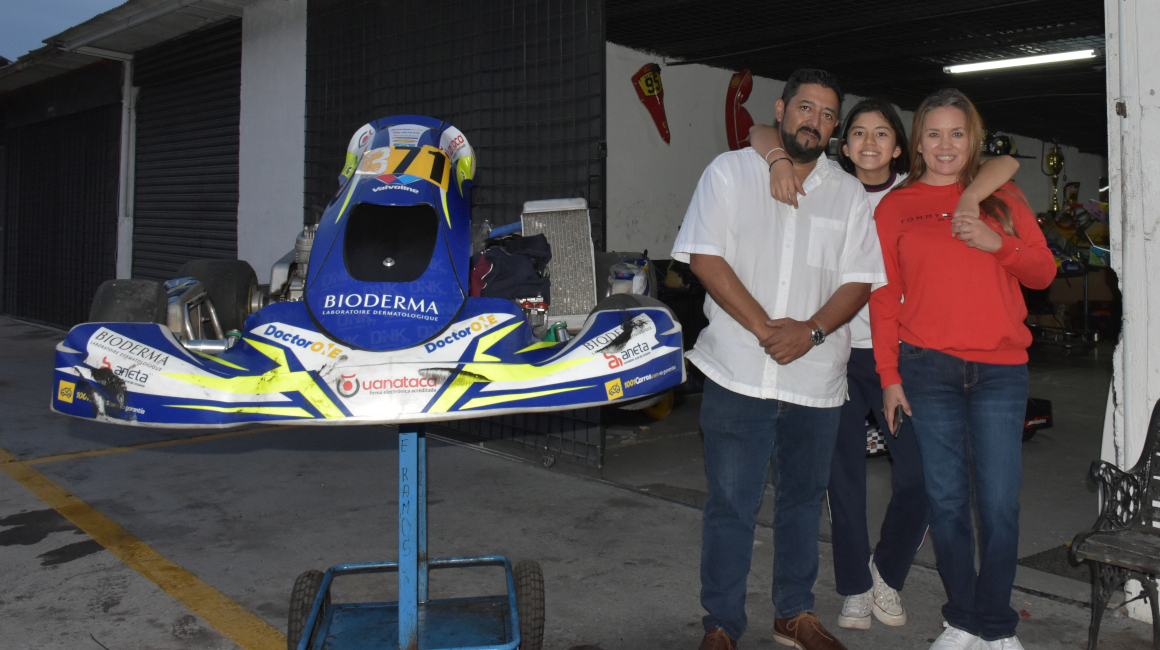 Doménika Arellano junto a sus padres Cristian Arellano y Ximena Soria.