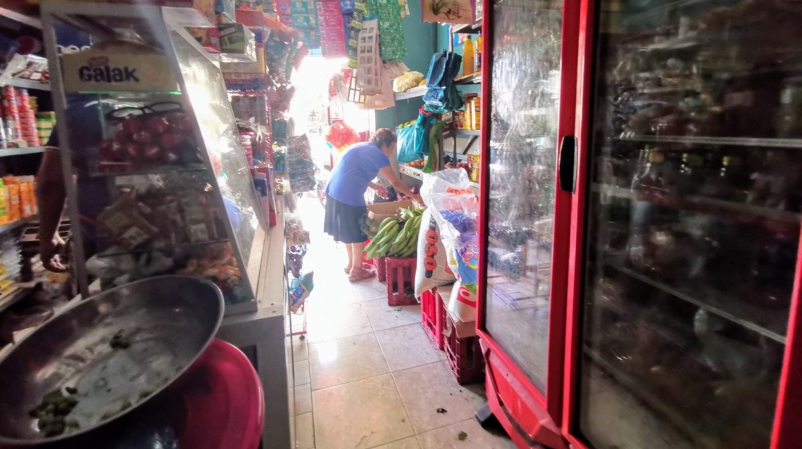 Una tienda oscuras en la cooperativa Santa Mónica, en el sur de Guayaquil. Negocios del sector afrontan pérdidas ante largos apagones.