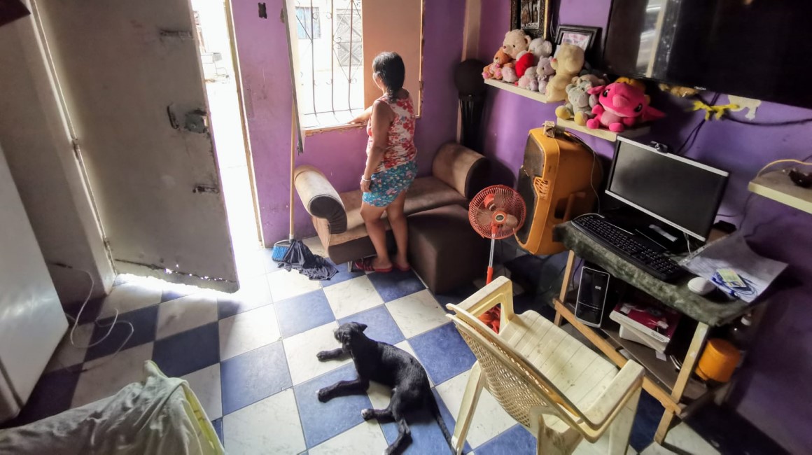 En casa de Érika Rodríguez, en la cooperativa Santa Mónica, al sur de Guayaquil, han pasado tres noches sin fluido eléctrico.