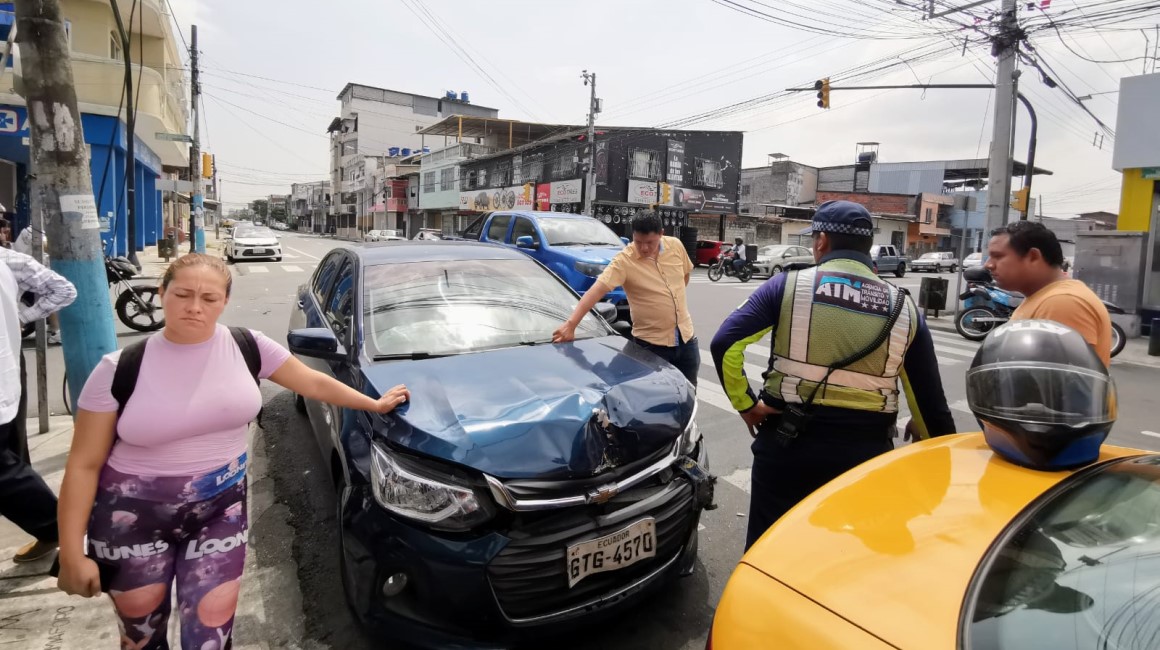 En las calles Tungurahua y Guevara Moreno, centro-sur de la ciudad, se produjo un choque por la falta del servicio de semáforos, ante los cortes eléctricos, la mañana de este 17 de abril de 2024.