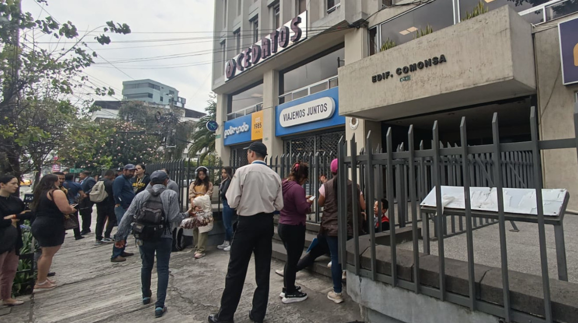Ciudadanos venezolanos a las afueras del Consulado de Venezuela, en Quito, el 17 de abril de 2024.