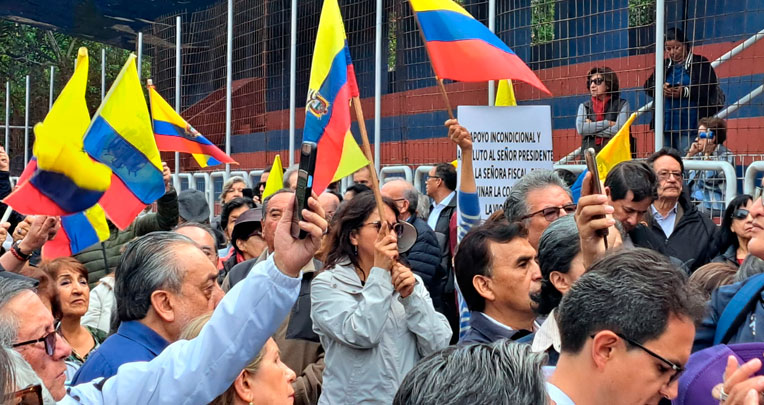 Banderas de Ecuador se levantaron por los aires en señal de apoyo a la fiscal General, Diana Salazar.