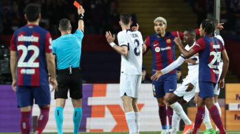 El árbitro Istvan Kovacs expulsa al jugador Ronald Araujo, durante el partido entre el FC Barcelona y el PSG, por la Champions League, el 16 de abril de 2024.
