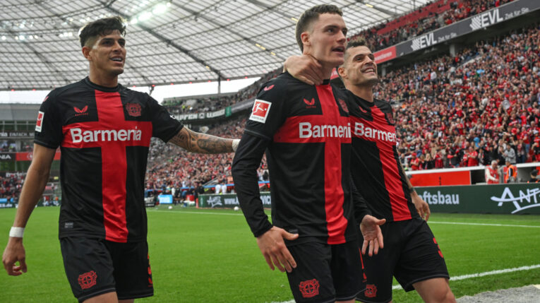 Los jugadores de Bayer Leverkusen juegan en un partido de Bundesliga, el 14 de abril de 2024.