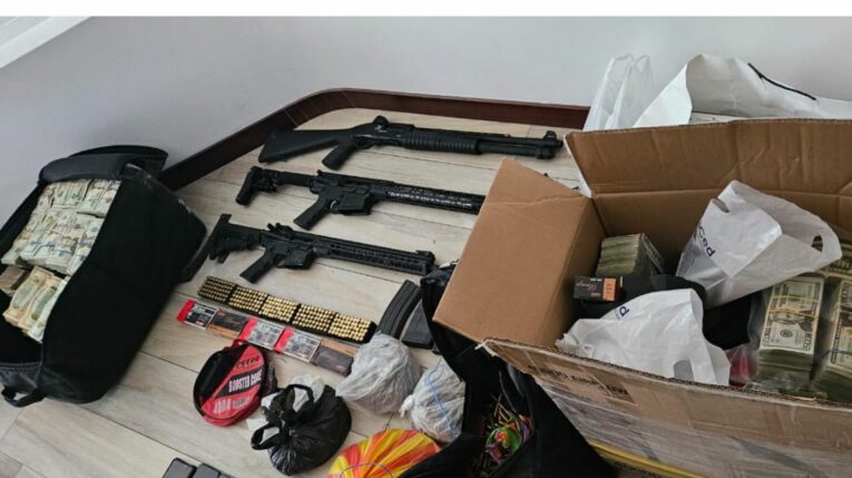En el operativo Jaguar, las autoridades encontraron armas y dinero en una vivienda de Samborondón, el 18 de abril de 2024.