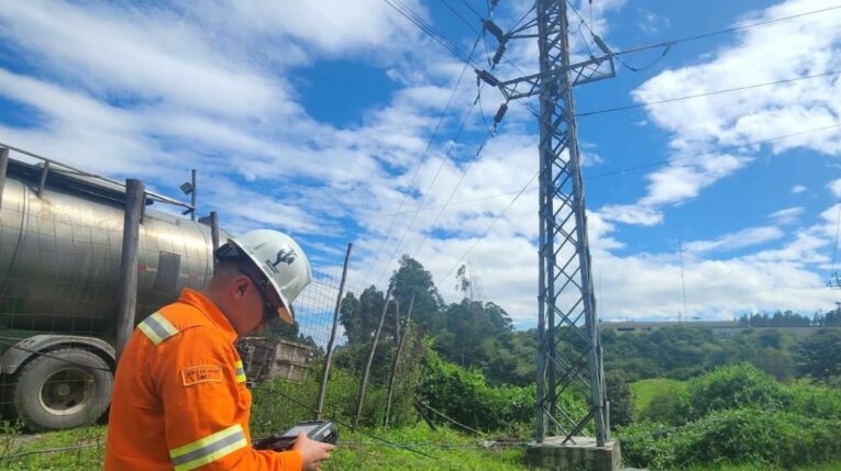 Imagen referencial. Personal de la Empresa Eléctrica de Quito ejecuta trabajos en redes eléctricas, el 9 de abril de 2024.