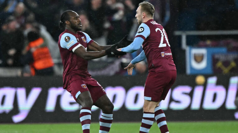 West Ham United's English midfielder #09 Michail Antonio (L) celebrates with West Ham United's English striker #20 Jarrod Bowen (R) after scoring the opening goal of the UEFA Europa League quarter-final second leg football match between West Ham United and Bayer Leverkusen at The London Stadium in east London on April 18, 2024. (Photo by Ben Stansall / AFP)
