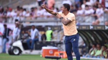 El entrenador Thiago Carpini, dirige un partido de Sao Paulo ante ante Palmeiras, en la final de la Supercopa de Brasil, el 4 de abril de 2024.