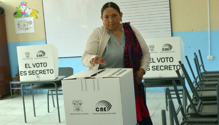 Ciudadana vota en la jornada electoral del 15 de octubre de 2023, en un colegio de Cuenca.