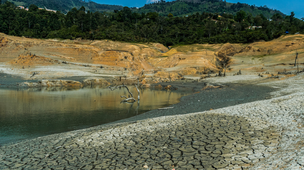 Colombia afronta una sequía sin precedentes. En la imagen, el embalse de Guavio casi seco, el 16 de abril de 2024.
