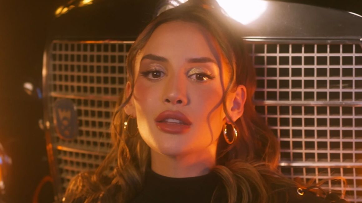 Maga Córdova, cantante guayaquileña en el videoclip de su última canción 'Vuelvo a Volar (Highlighter)'.