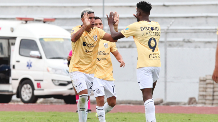 Los jugadores de Universidad Católica celebran un gol en Ibarra, el 18 de abril de 2024.
