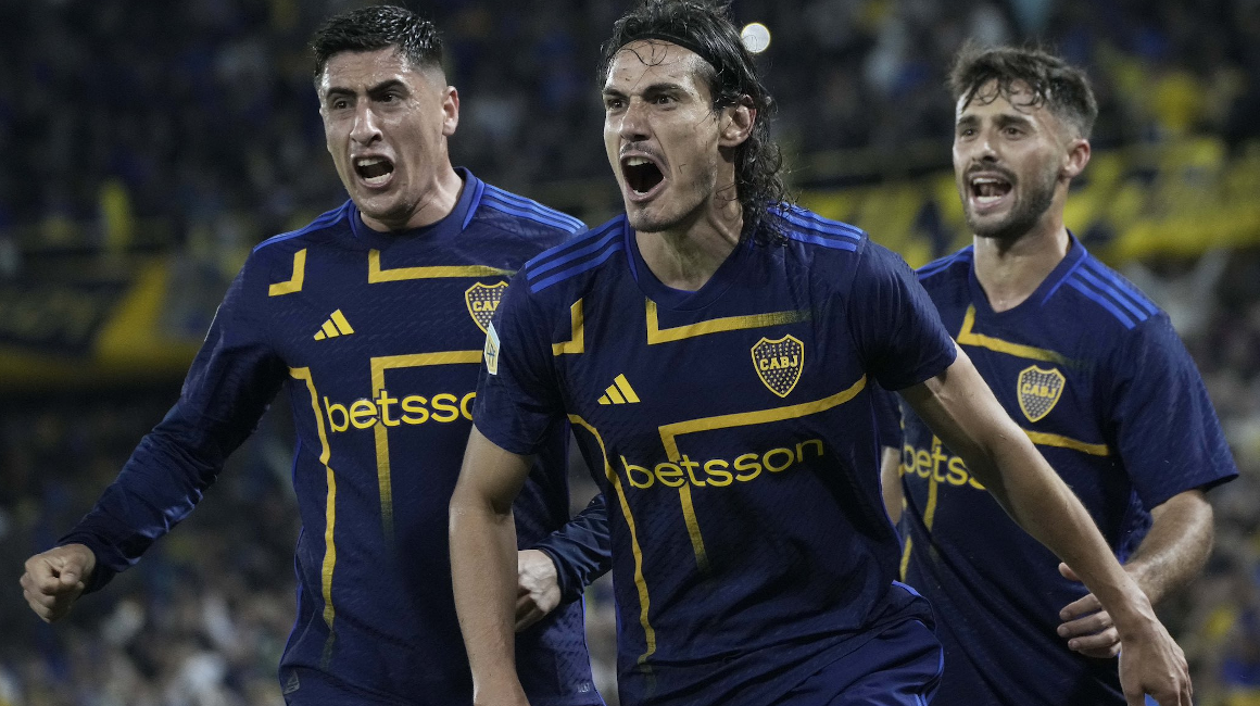 Los futbolistas de Boca Juniors festejan un gol en La Bombonera, en Buenos Aires, el 17 de abril de 2024.