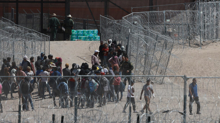 Cientos de migrantes, entre ellos ecuatorianos, cruzaron por la fuerza un sector de la frontera entre Estados Unidos y México, el 18 de abril de 2024.