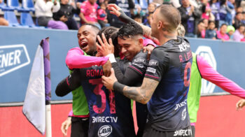 Los jugadores de Independiente del Valle festejan en el partido ante Mushuc Runa, el 18 de abril de 2024.