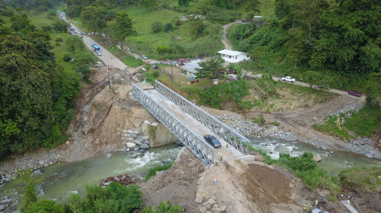 Concluye la instalación de un puente en vía Alóag-Santo Domingo, tras 48 días