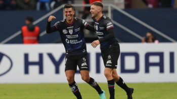 Los jugadores de Independiente del Valle celebran un gol ante San Lorenzo por la Copa Libertadores, el miércoles 10 de abril de 2024.