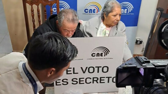 Dos de las primeras personas que votaron en casa dentro del proceso de la consulta popular, en Quito, el 19 de abril de 2024.