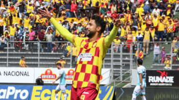 Jeison Medina, de Aucas, celebra durante un partido de LigaPro, el 6 de abril de 2024.