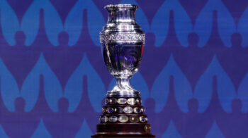 El trofeo de la Copa América se exhibe durante el sorteo oficial del torneo en el James L. Knight Center, el 7 de diciembre de 2023, en Miami.