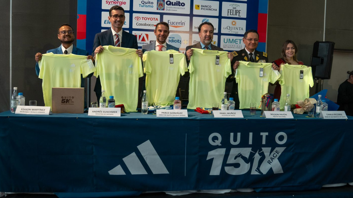 Autoridades y organizadores de la Quito 15K Race presentan la camiseta oficial de la carrera.