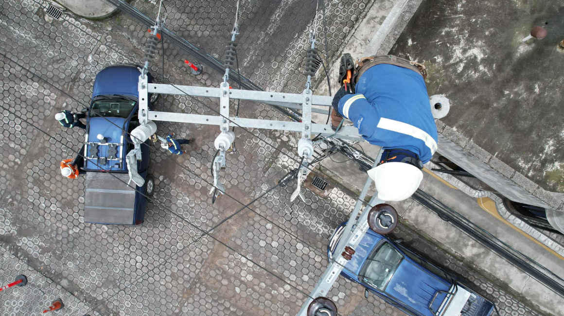 Imagen referencial de un trabajador de la Empresa Eléctrica Quito.