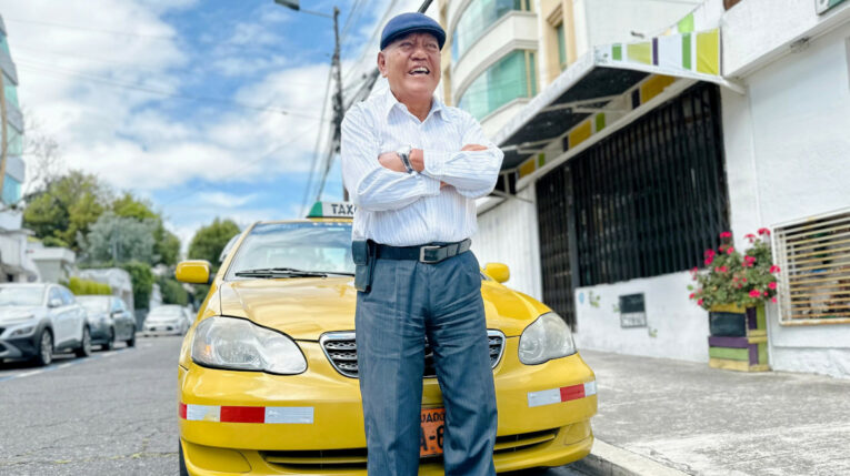 Teófilo Almache junto a su taxi, el 18 de noviembre de 2024 en Quito.